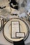 Eleganckie menu weselne na czarnym nakryciu stołu Menu weselne i elegancka papeteria ślubna ułożona na czarnej serwecie na stylowo nakrytym stole.