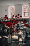 Wesele glamour z czerwonymi różami i czarną aranżacją Elegancka sala weselna z czarnymi stołami i kompozycjami z czerwonych róż w stylu glamour.