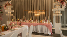 Stół pary młodej w odcieniach brzoskwini i różu Elegancki stół pary młodej z pastelową dekoracją, wysokimi świecznikami i kwiatami w odcieniach peach i blush.
